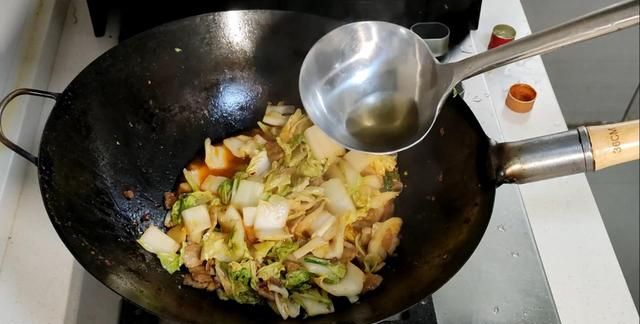 吃了30年的猪肉白菜炖粉条，原来这样做最美味，农家杀猪菜好吃