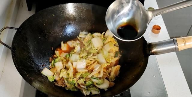 吃了30年的猪肉白菜炖粉条，原来这样做最美味，农家杀猪菜好吃