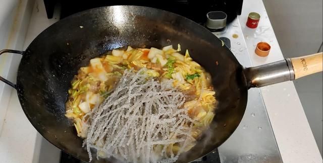 吃了30年的猪肉白菜炖粉条，原来这样做最美味，农家杀猪菜好吃