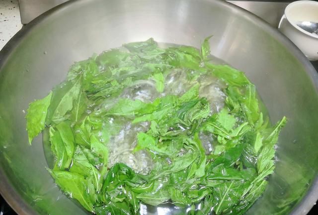 野菜马兰头别只会拌香干了，试试这样做，简单味美，家里人都爱吃