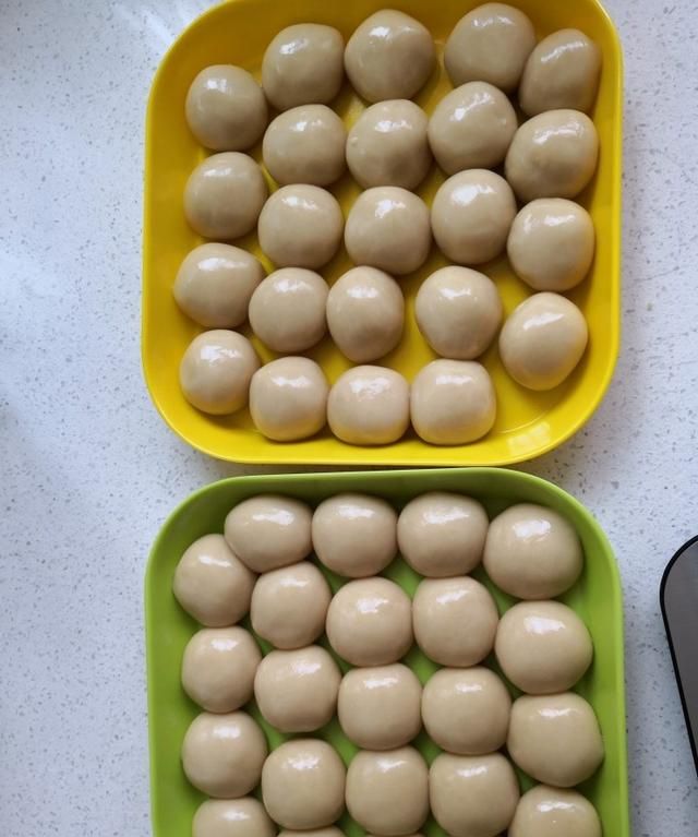 蛋黄莲蓉馅月饼的做法是什么,50克的莲蓉蛋黄月饼20个的做法图2