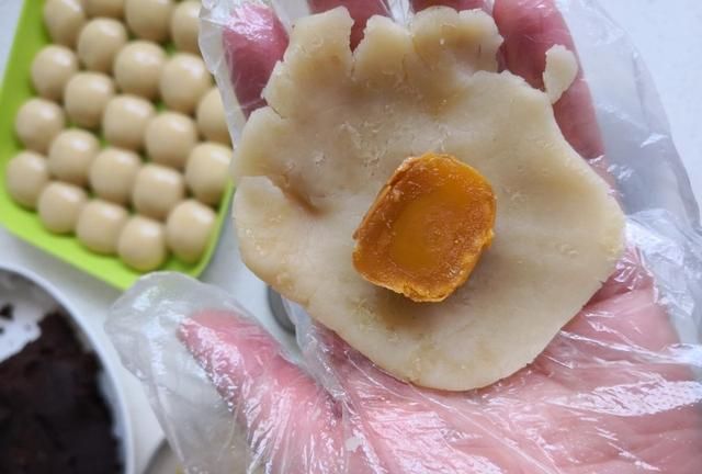 蛋黄莲蓉馅月饼的做法是什么,50克的莲蓉蛋黄月饼20个的做法图4