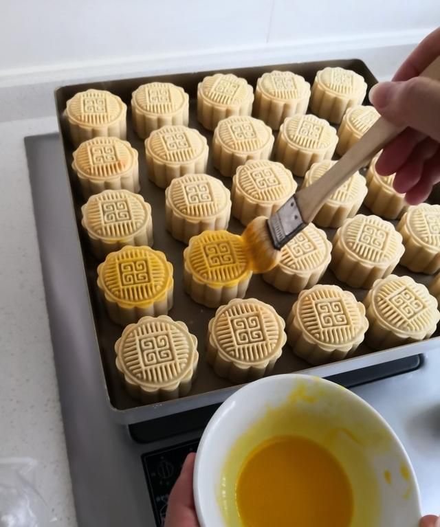 蛋黄莲蓉馅月饼的做法是什么,50克的莲蓉蛋黄月饼20个的做法图8
