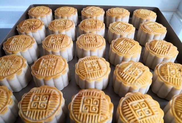 蛋黄莲蓉馅月饼的做法是什么,50克的莲蓉蛋黄月饼20个的做法图9