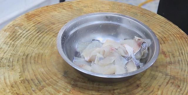 年夜饭跟着厨师长学做鲈鱼，清淡鲜嫩，不腥不腻，端上桌争着吃
