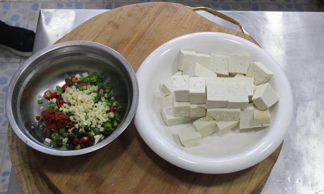 凉拌豆腐的做法，简单一拌，麻辣爽口太美味了，2块钱能做一大盘