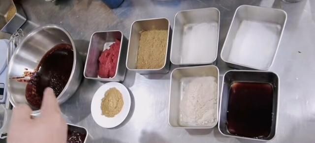 烧烤店用的万能烧烤酱是可以自己做的，味道堪称一绝，学习一下吧