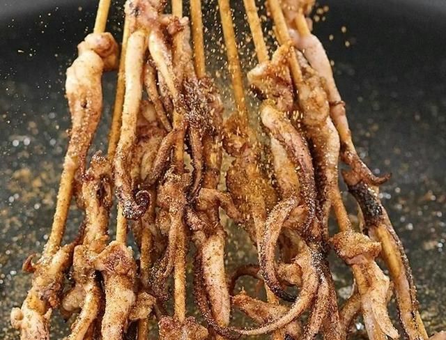 烧烤店用的万能烧烤酱是可以自己做的，味道堪称一绝，学习一下吧