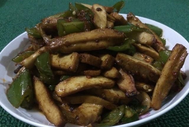 豆腐干炒青椒，先炒豆腐干或青椒，方法都错了，难怪不好吃