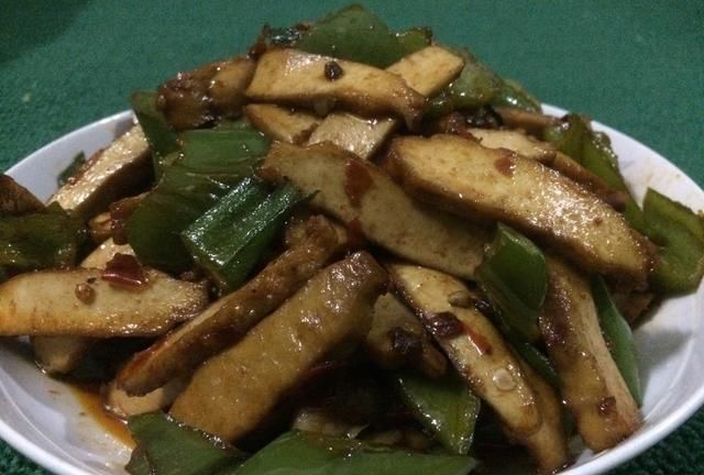 豆腐干炒青椒，先炒豆腐干或青椒，方法都错了，难怪不好吃