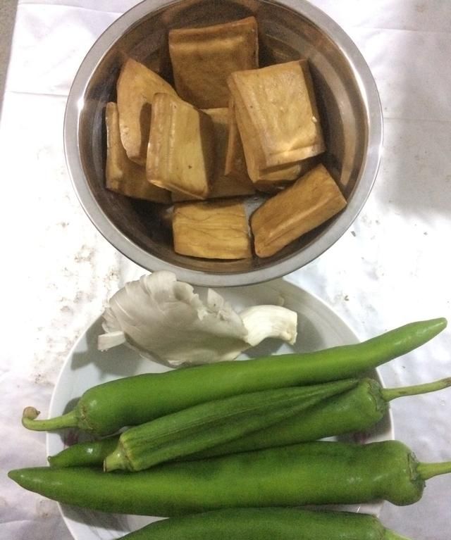 豆腐干炒青椒，先炒豆腐干或青椒，方法都错了，难怪不好吃