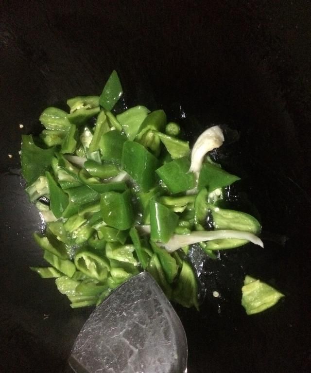 豆腐干炒青椒，先炒豆腐干或青椒，方法都错了，难怪不好吃