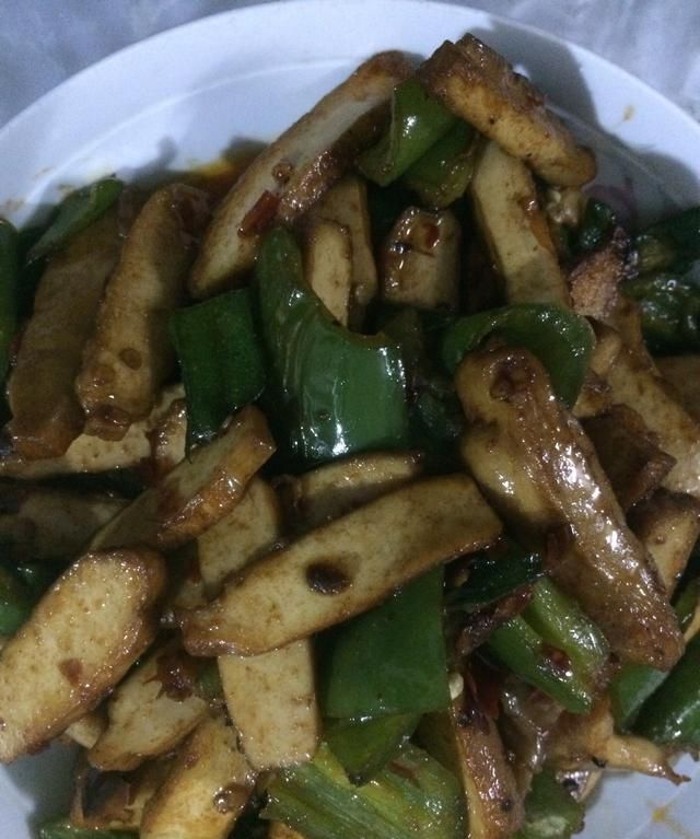 豆腐干炒青椒，先炒豆腐干或青椒，方法都错了，难怪不好吃