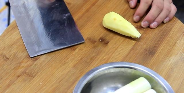 想吃烧鸡还用买吗？厨师长教你在家做，详细制作方法和配料全在这