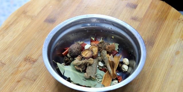 想吃烧鸡还用买吗？厨师长教你在家做，详细制作方法和配料全在这