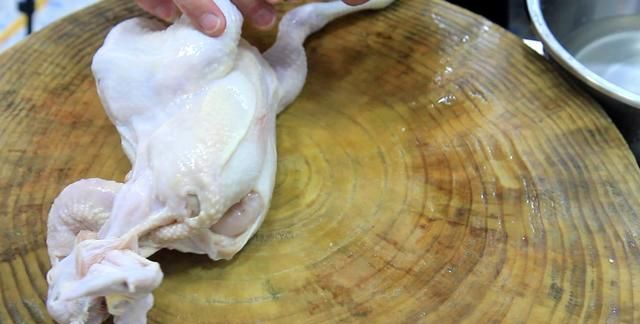 想吃烧鸡还用买吗？厨师长教你在家做，详细制作方法和配料全在这