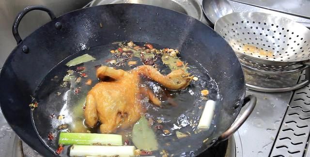 想吃烧鸡还用买吗？厨师长教你在家做，详细制作方法和配料全在这