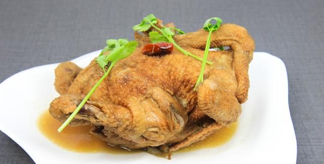 想吃烧鸡还用买吗？厨师长教你在家做，详细制作方法和配料全在这