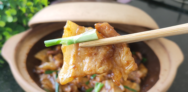 广式生焗肉片真叫一个香，做法简单，6分钟出锅，香嫩好吃又下饭