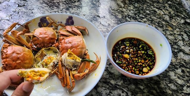 螃蟹的家常做法，鲜香美味又营养，一口咬下去，满嘴的蟹黄