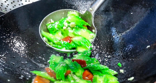 三伏天吃苦瓜正当时，“消暑第一瓜”，3种方法简单做，清热消暑