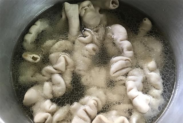 猪大肠最好吃的做法，不加一滴水，香软入味，大人孩子抢着吃