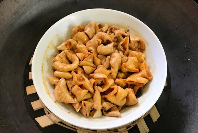 猪大肠最好吃的做法，不加一滴水，香软入味，大人孩子抢着吃