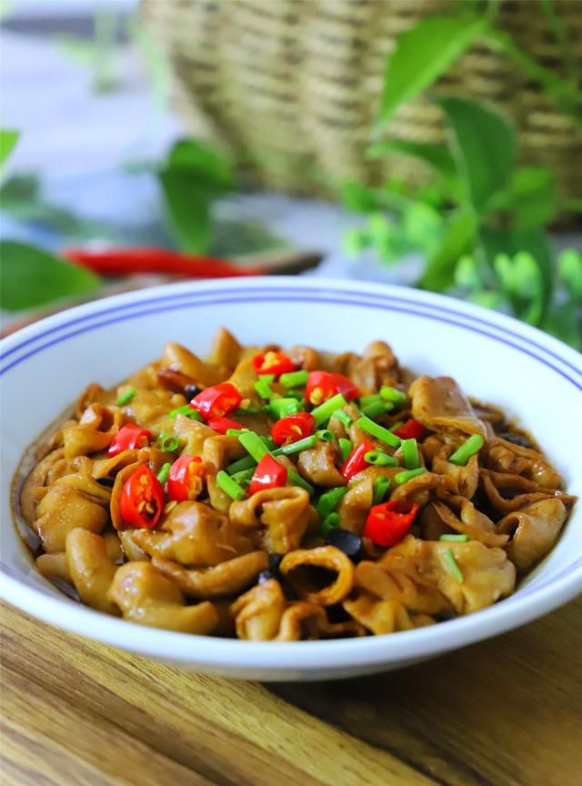 猪大肠最好吃的做法，不加一滴水，香软入味，大人孩子抢着吃