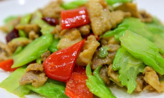 厨师长教你苦瓜肉片的家常做法，详细讲解苦瓜不苦小技巧，收藏吧