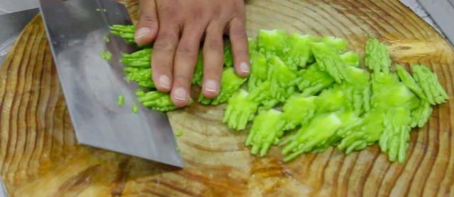 厨师长教你苦瓜肉片的家常做法，详细讲解苦瓜不苦小技巧，收藏吧