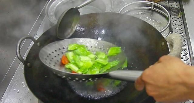 厨师长教你苦瓜肉片的家常做法，详细讲解苦瓜不苦小技巧，收藏吧