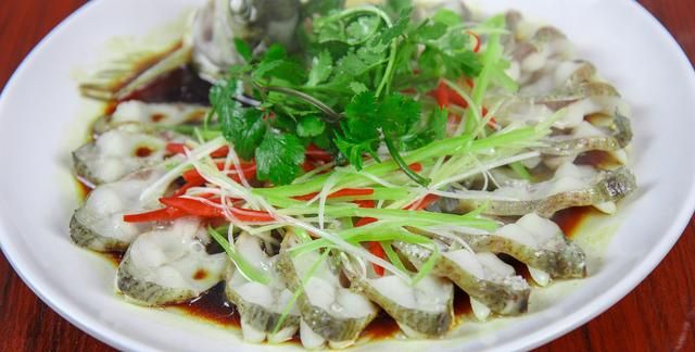 武昌鱼怎么做好吃？厨师长教你简易做法，入味又不腥简单又上档次