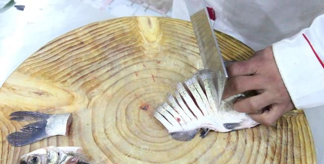 武昌鱼怎么做好吃？厨师长教你简易做法，入味又不腥简单又上档次