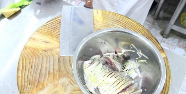 武昌鱼怎么做好吃？厨师长教你简易做法，入味又不腥简单又上档次