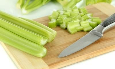 西芹汁怎么做,西芹凉拌做法图2