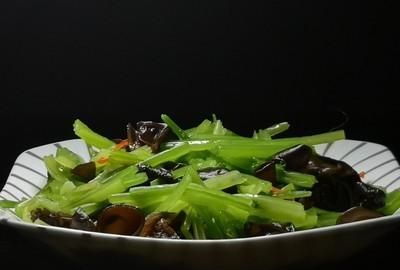 西芹汁怎么做,西芹凉拌做法图3