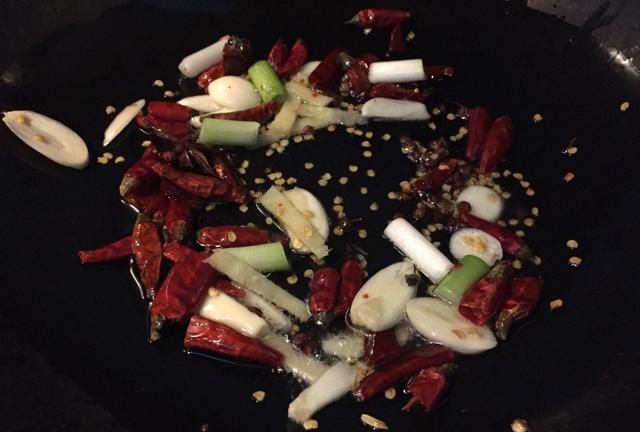 正宗重庆辣子鸡的做法，吃这一盘能喝8瓶啤酒