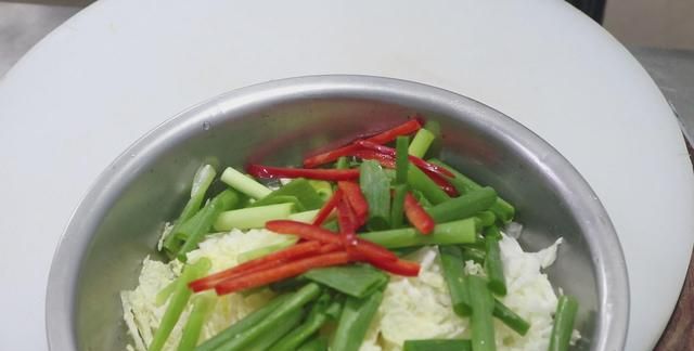 这才是白菜简单又好吃的做法，不焯水不过油，清脆爽口营养不流失