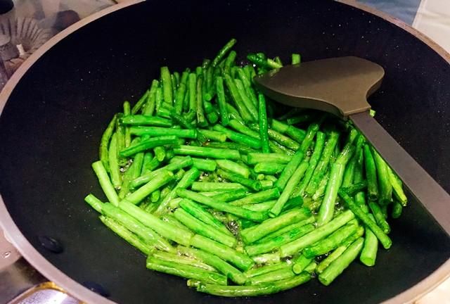 干煸豇豆怎么做(干煸长豇豆怎么做)图7