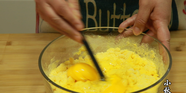 1碗玉米面，2个鸡蛋，这样做发糕，不发粘，不塌陷，蓬松香甜