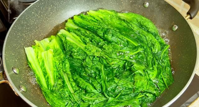 这菜全身是宝，很多人只吃茎，却不知叶子才是宝，包饺子吃真鲜美
