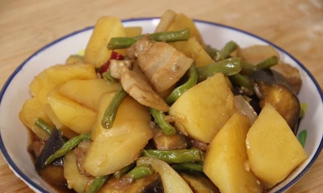 如何做土豆炖豆角比较好吃图1