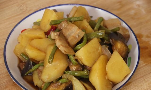 如何做土豆炖豆角比较好吃图2