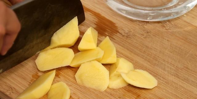 如何做土豆炖豆角比较好吃图4