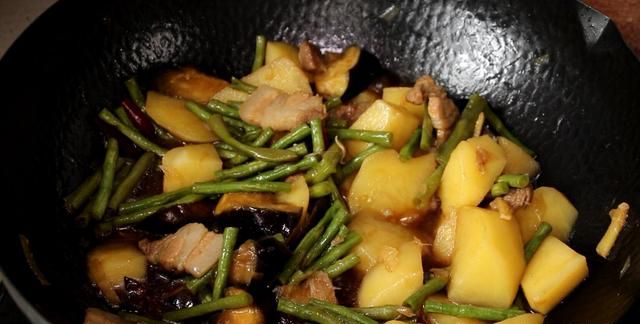 如何做土豆炖豆角比较好吃图8