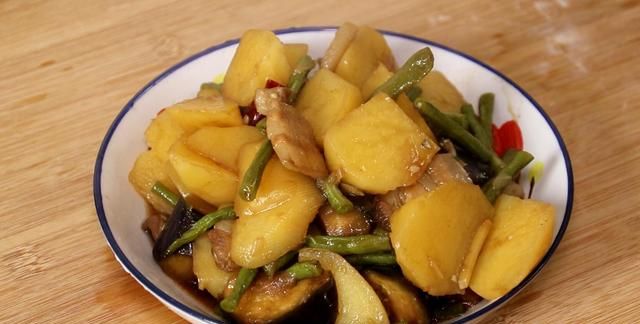 如何做土豆炖豆角比较好吃图9