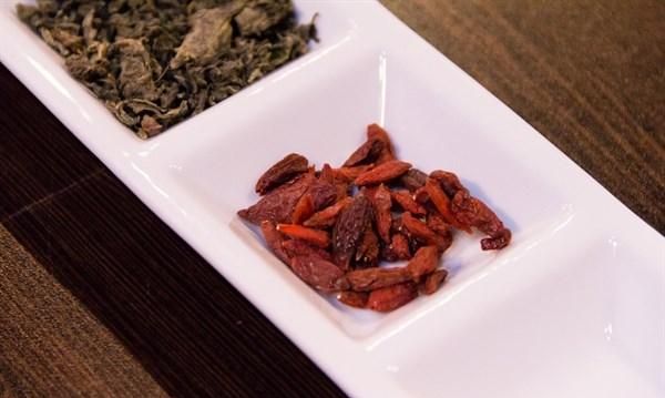 菊花和枸杞是一对好搭档，若坚持泡茶喝，5个好处将会属于你