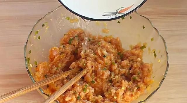 白菜肉馅水饺，要想不腥不柴不出水？掌握这3个诀窍，看完明白了