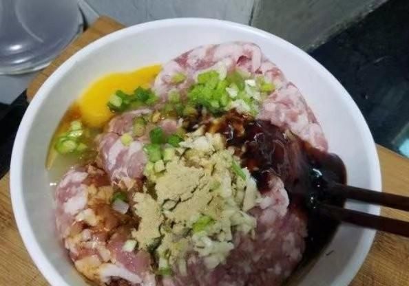 韭菜鸡蛋三鲜馅饺子怎么调馅(韭菜三鲜馅饺子怎么做更好吃)图11