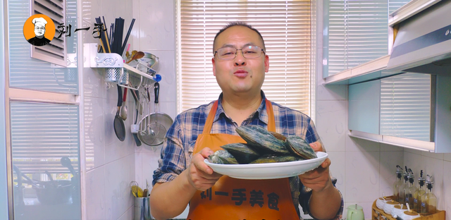 河蚌肉这样吃那叫一个爽，老刘秘制做法，4斤一盘不够吃
